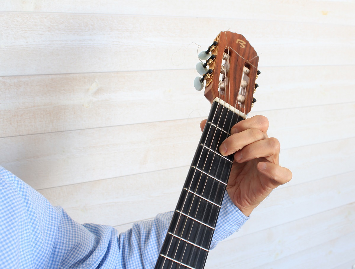 Vasen käsi kitaransoitossa