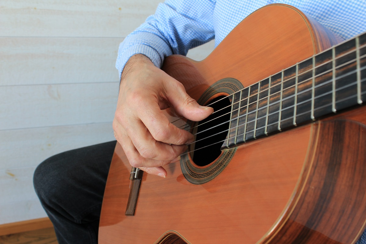 Oikea käsi kitaransoitossa